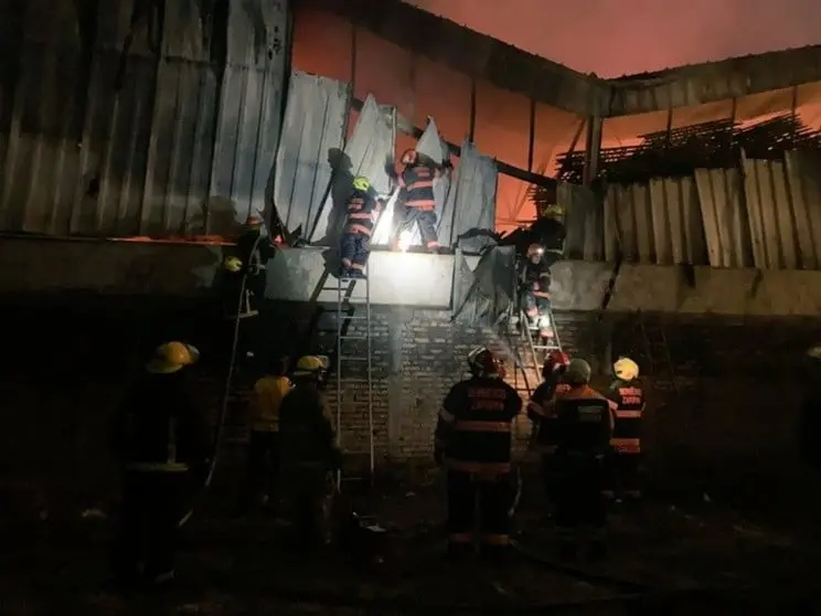 Controlan incendio en bodega de madera